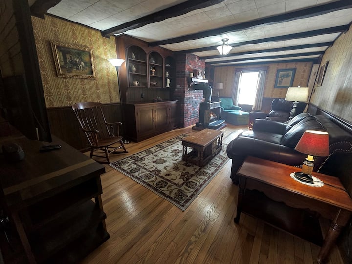 The Baker Farmhouse| Hot Tub • Fast Wifi •  Hiking - Luray, VA