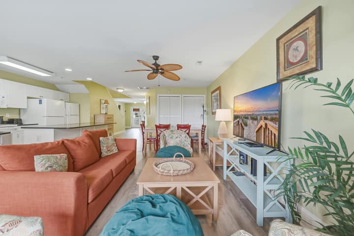Tropical Tide Large Group Beach Retreat Sleeps 24 - North Myrtle Beach, SC