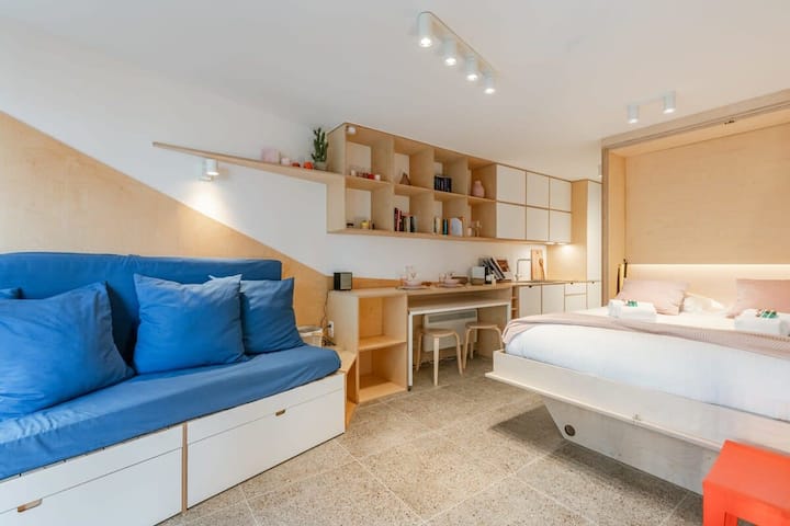 Seaside Studio W/ Balcony Views & Self Check-in - Oostende