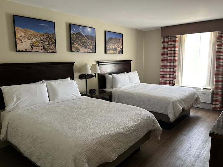 Inviting Room For Families W/ Free Breakfast Daily - Barstow, CA