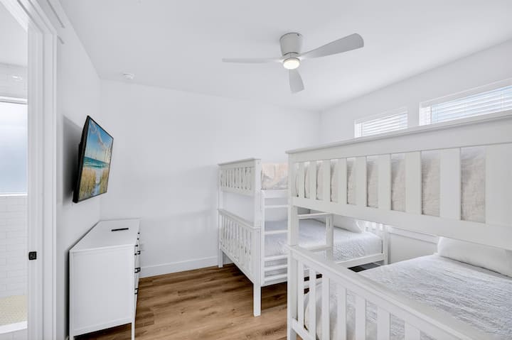 קומה 3 - חדר מיטה קומתית עם ארבע מיטות מלאות וחדר רחצה צמוד פרטי עם מקלחת