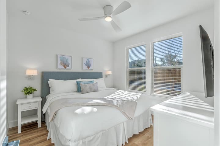 קומה 1 – סוויטת קינג עם חדר רחצה צמוד פרטי הכולל מקלחון מרווח