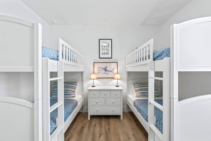 קומה שנייה - חדר קומותיים עם ארבע מיטות יחיד וחדר רחצה צמוד עם מקלחת/אמבטיה