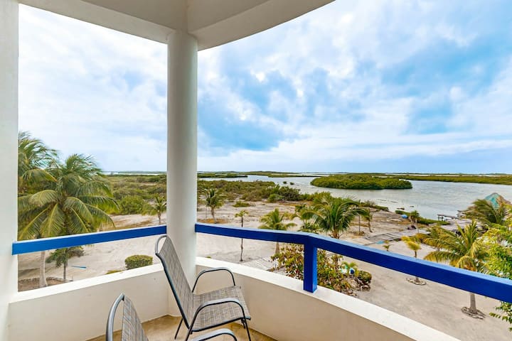 2BR Suite with stunning estuary vistas & pool in San Pedro