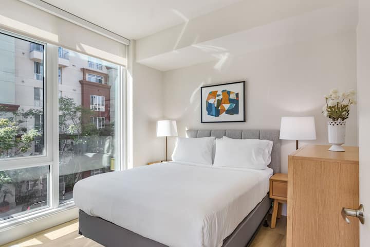 Rooftop Pool + Spa + Gym • Walk To Restaurants - Little Italy - San Diego