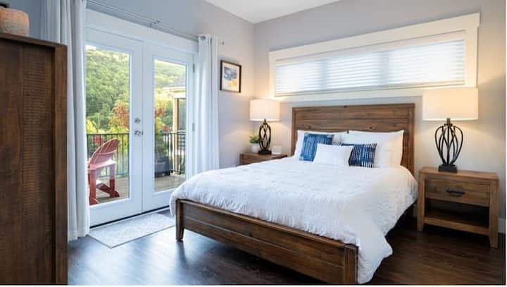 Chambre d'invité 2 avec grand lit et accès à la terrasse