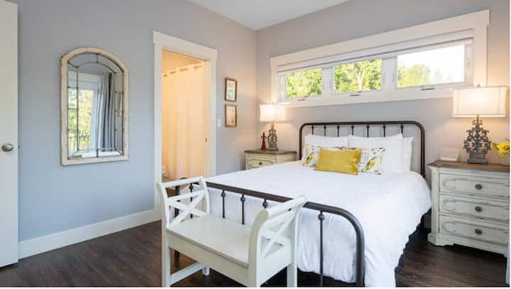Chambre principale avec lit Queen Size