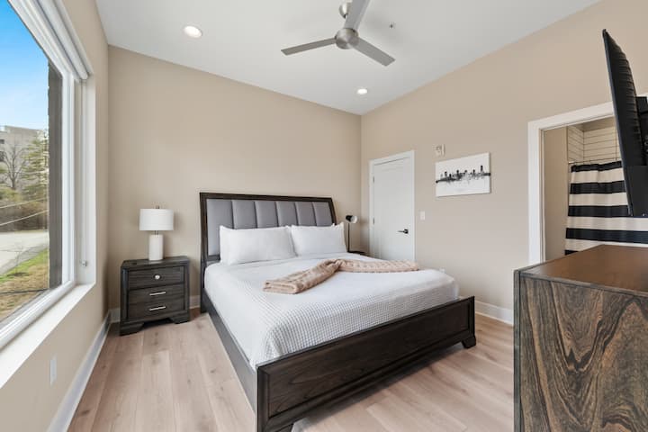Recámara 2: cama king, TV, ventana grande y acceso al baño privado