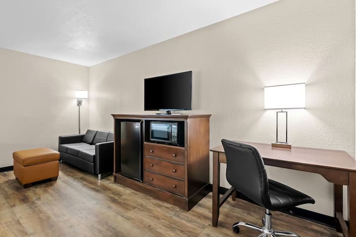 2 Queen Beds | Super 8 Alexandria | Free Parking - Alexandria, MN