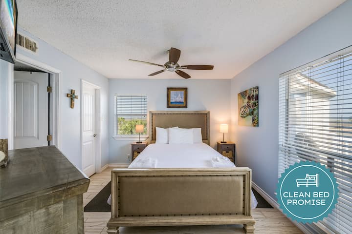 Спијте подобро во Padre Escapes со нашето ексклузивно ветување за чист кревет, обезбедувајќи чиста постелнина, јорган и крпи испрани на високи температури што ги надминуваат препораките на ЦКБ, што нѐ издвојува за навистина мирен одмор