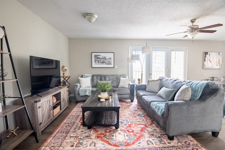 Ridge Retreats Unit A: King Bed/hilltop View/tvs - Birmingham, AL