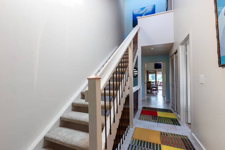 Hatua za kwenda kwenye chumba cha kulala cha msingi cha ghorofani