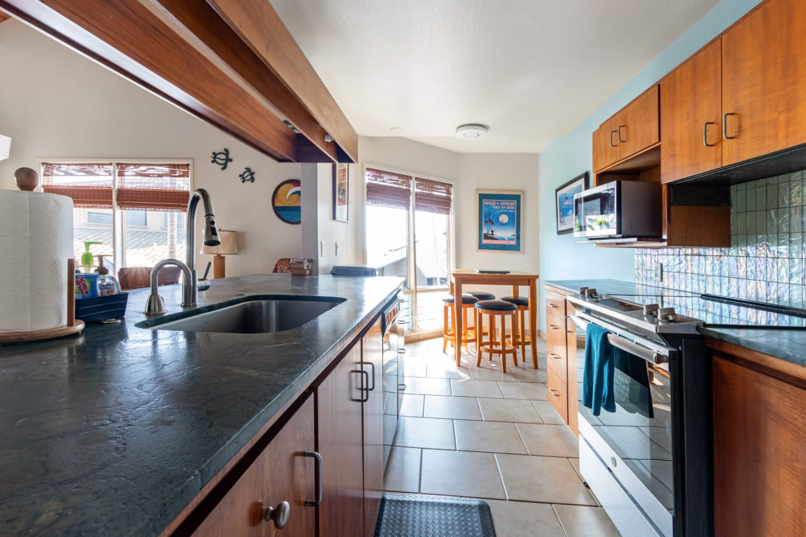 Condo in Kailua-Kona · ★4.96 · 2 bedrooms · 4 beds · 2 baths - Image 6