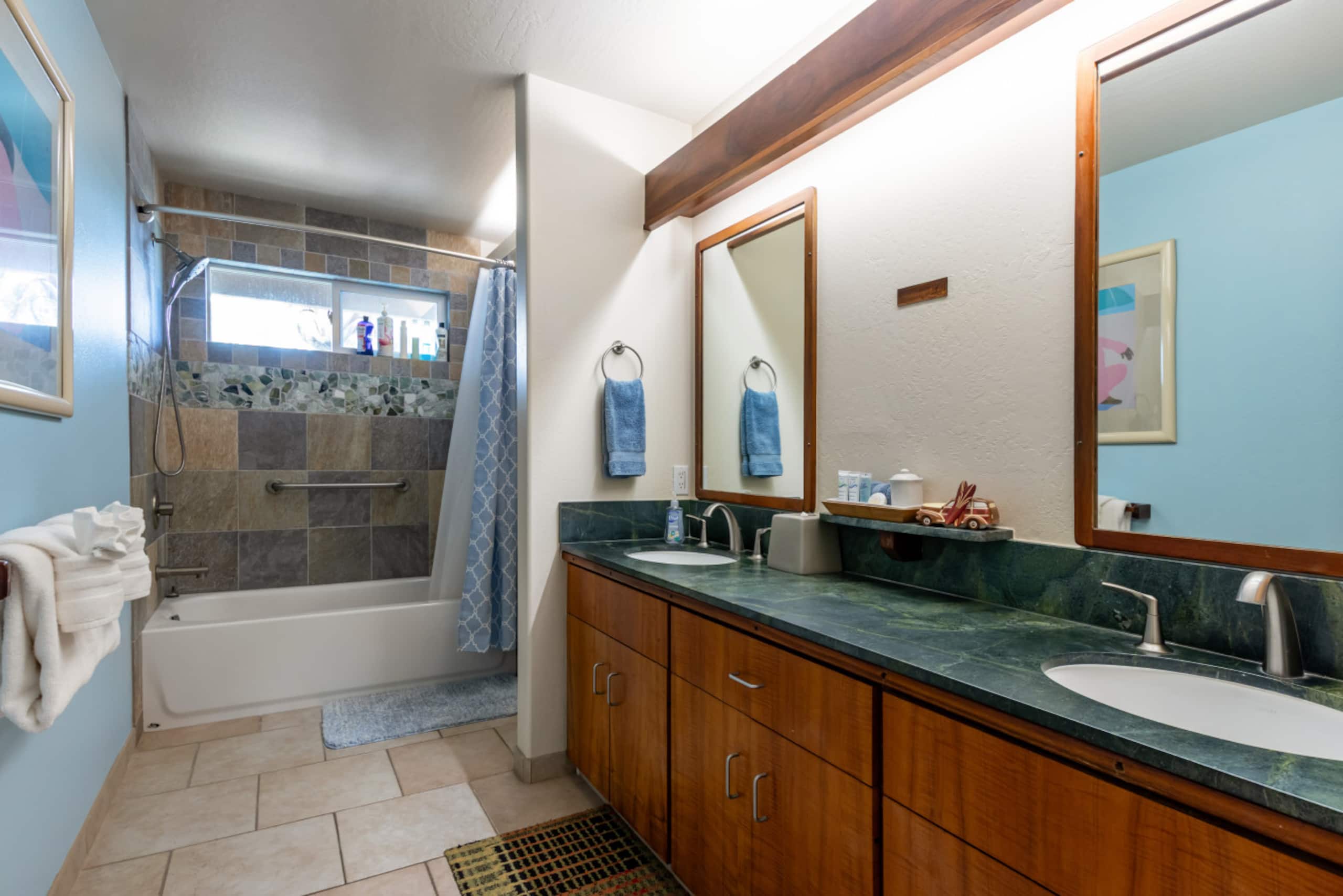 Condo in Kailua-Kona · ★4.96 · 2 bedrooms · 4 beds · 2 baths - Image 30