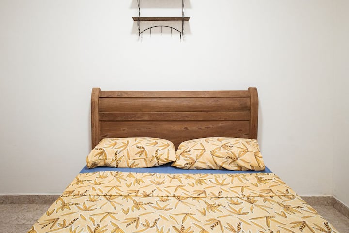 Quarto aconchegante pensado para seu descanso e bem-estar
