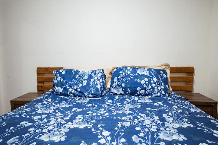 Cama confortável que garante noites tranquilas de descanso
