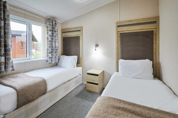 Rowan Lodge, Amotherby- Host & Stay 