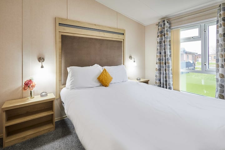 Rowan Lodge, Amotherby- Host & Stay 