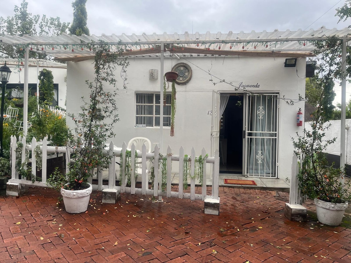 Patio view studio, own entrance, 2 to 4 people
