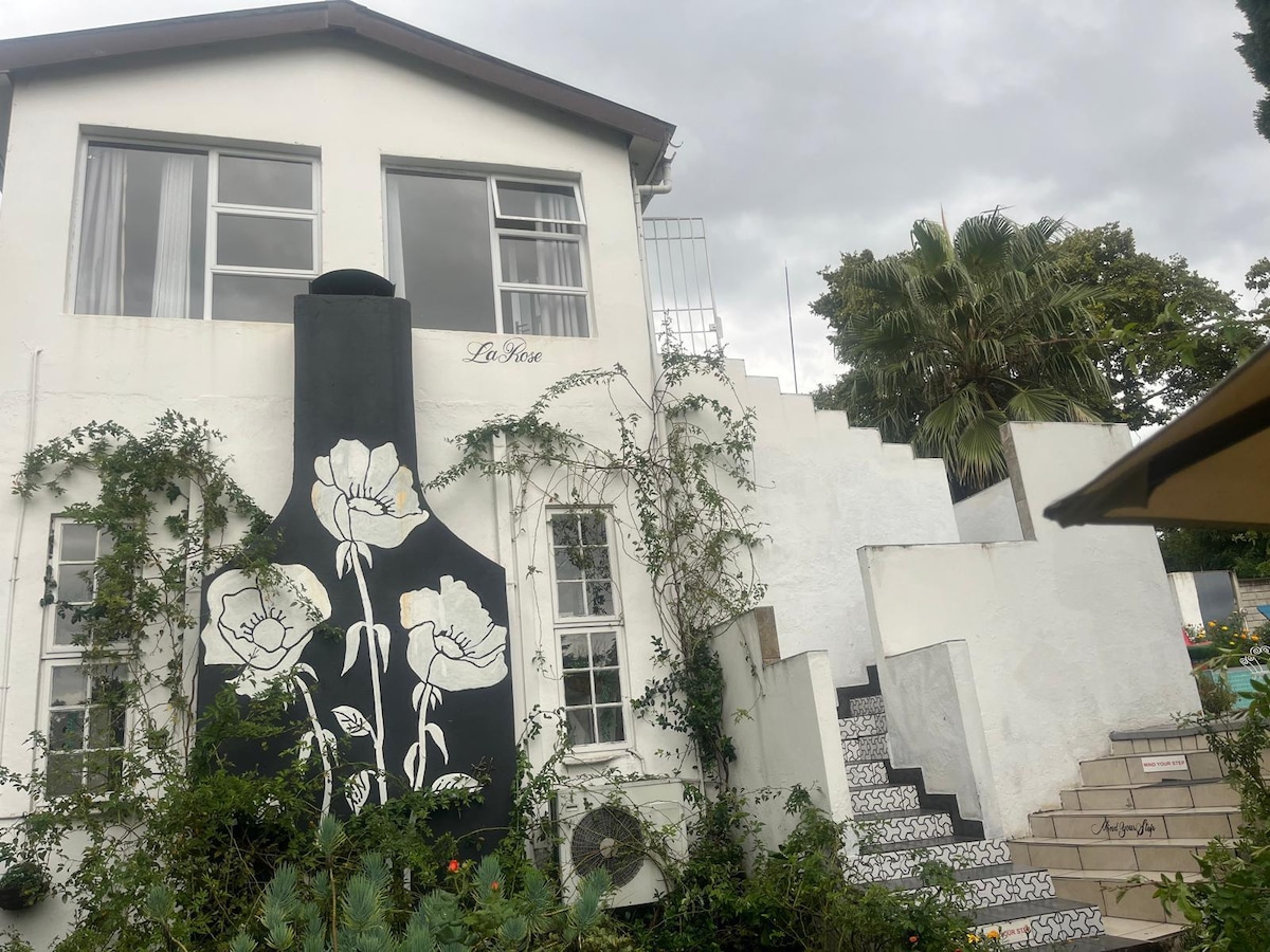 Best Apartment in Sandton, Up-stair