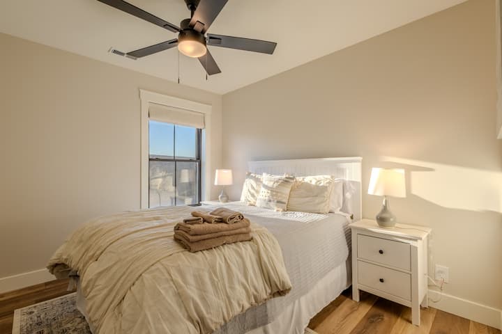 Dormitorio 2: cama tamaño king con baño privado
