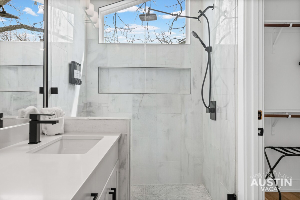 Sleek Brentwood Stay - Walk to Beer & Burnet Bites