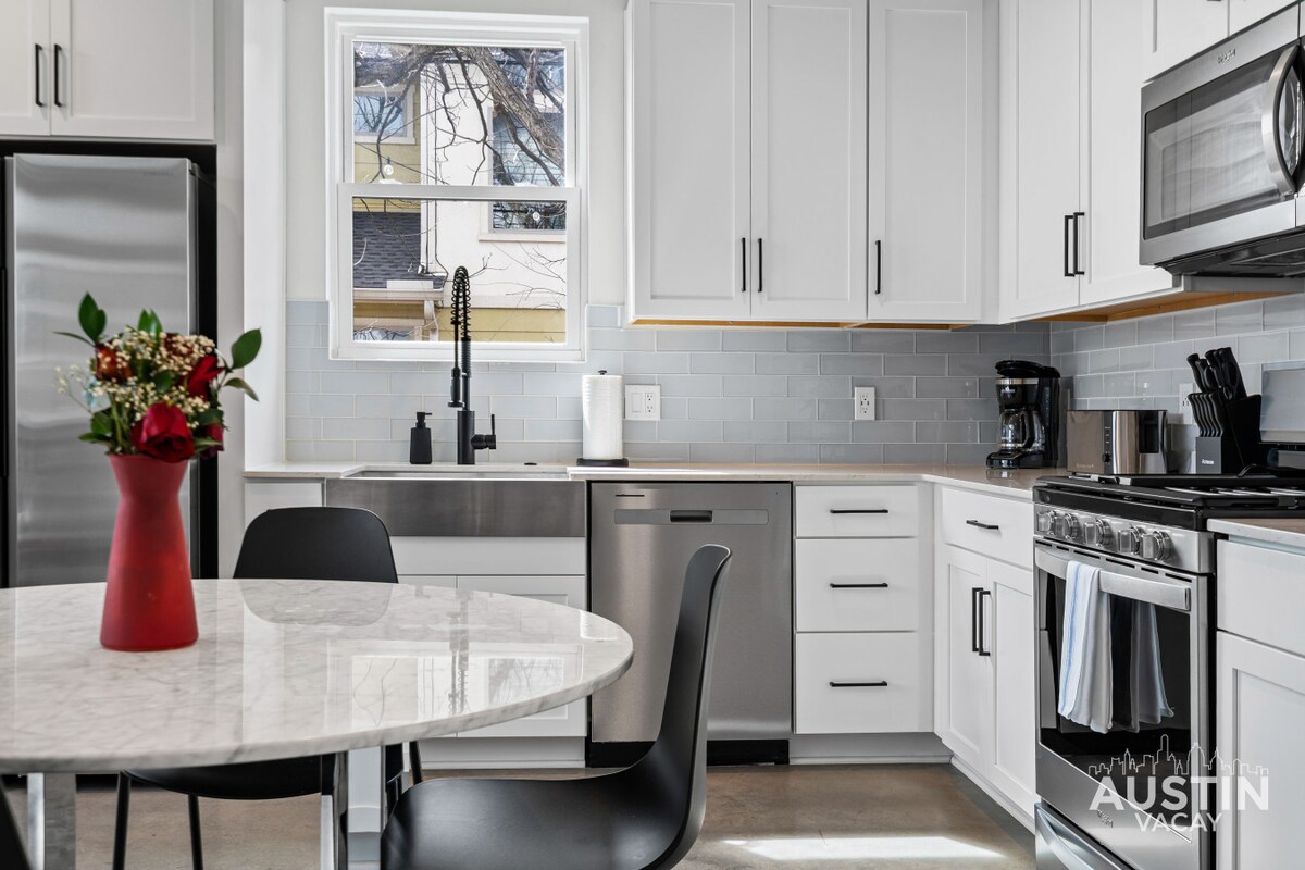 Sleek Brentwood Stay - Walk to Beer & Burnet Bites