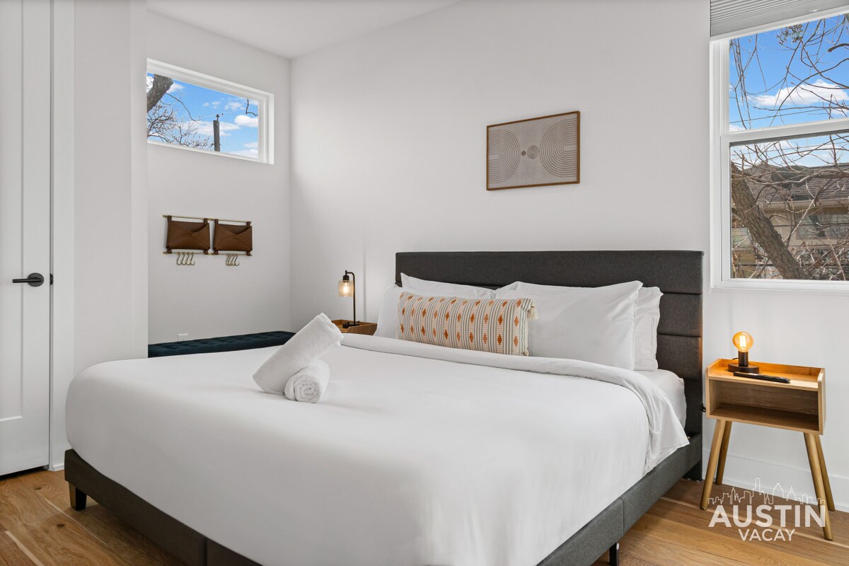 Sleek Brentwood Stay - Walk to Beer & Burnet Bites