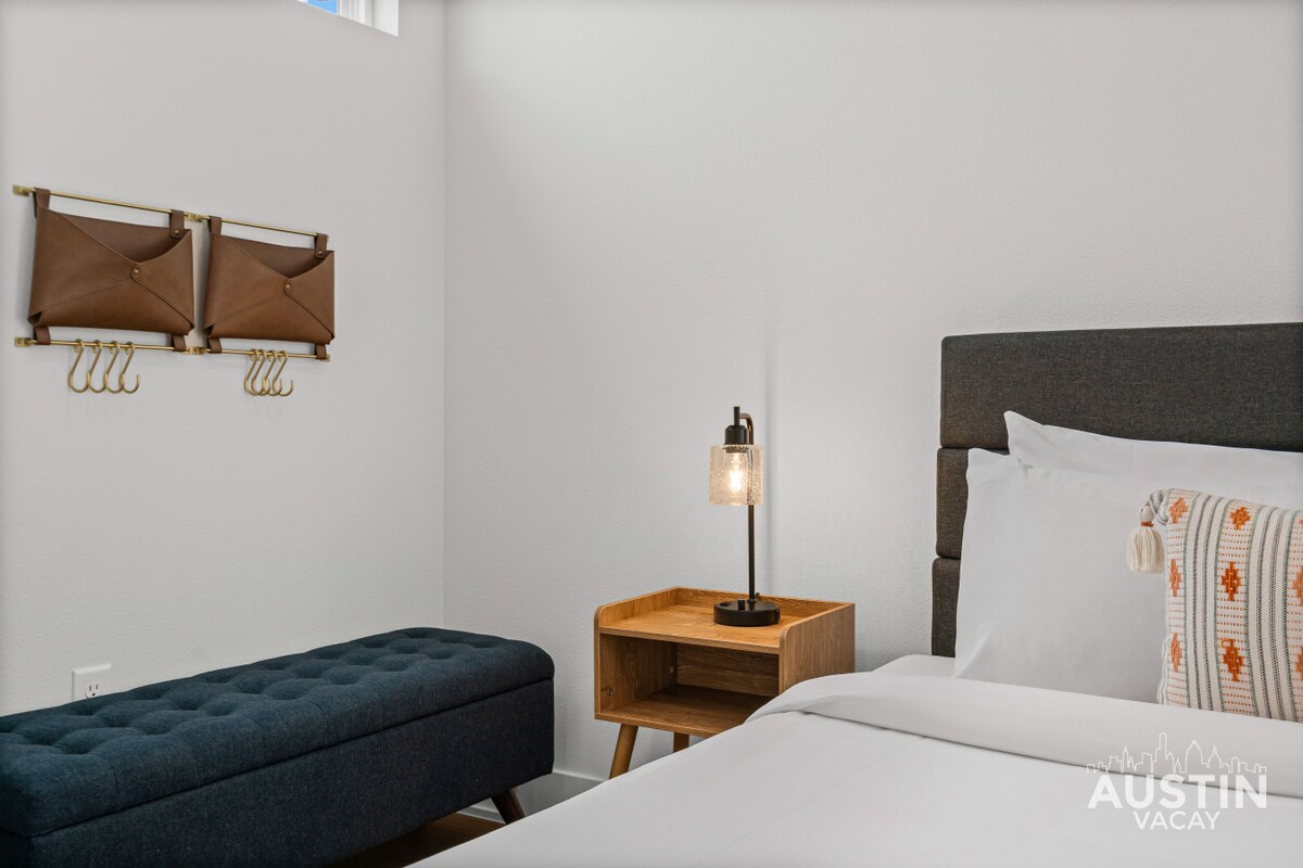 Sleek Brentwood Stay - Walk to Beer & Burnet Bites