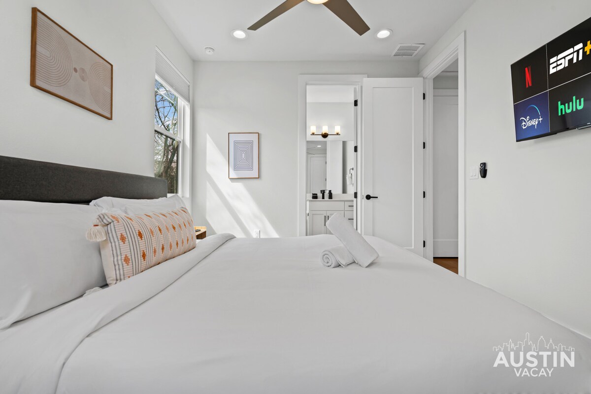 Sleek Brentwood Stay - Walk to Beer & Burnet Bites