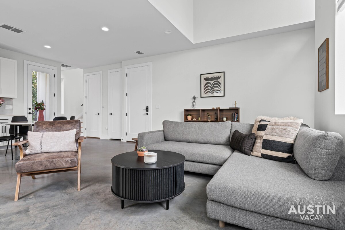 Sleek Brentwood Stay - Walk to Beer & Burnet Bites