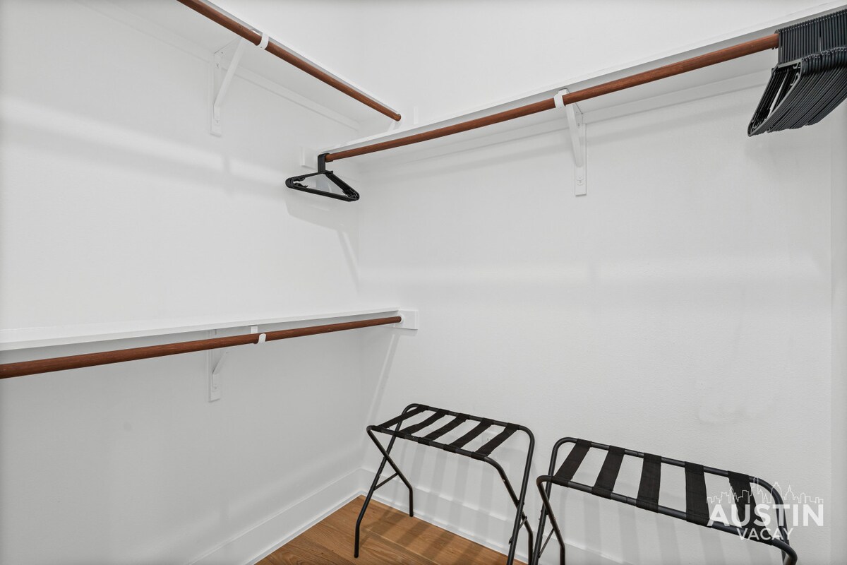 Sleek Brentwood Stay - Walk to Beer & Burnet Bites