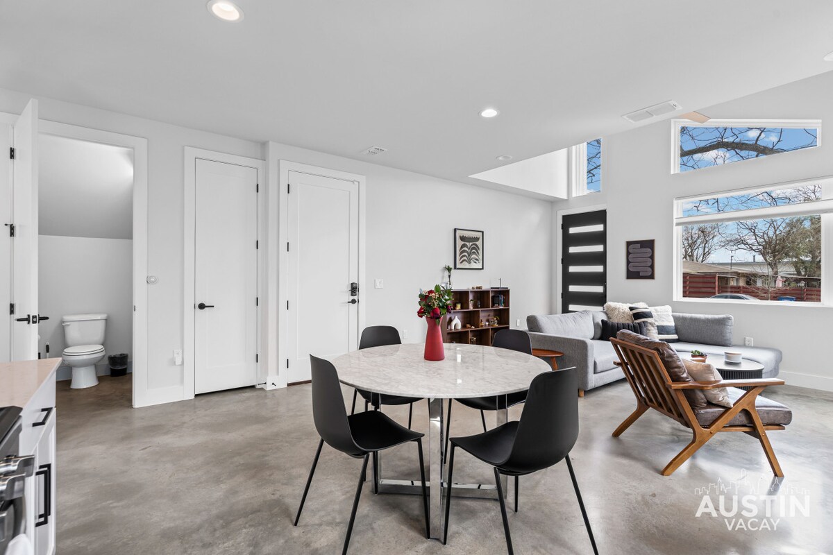 Sleek Brentwood Stay - Walk to Beer & Burnet Bites