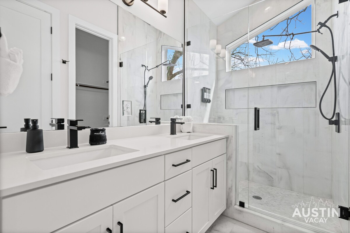 Sleek Brentwood Stay - Walk to Beer & Burnet Bites