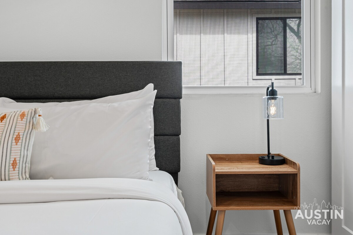 Sleek Brentwood Stay - Walk to Beer & Burnet Bites
