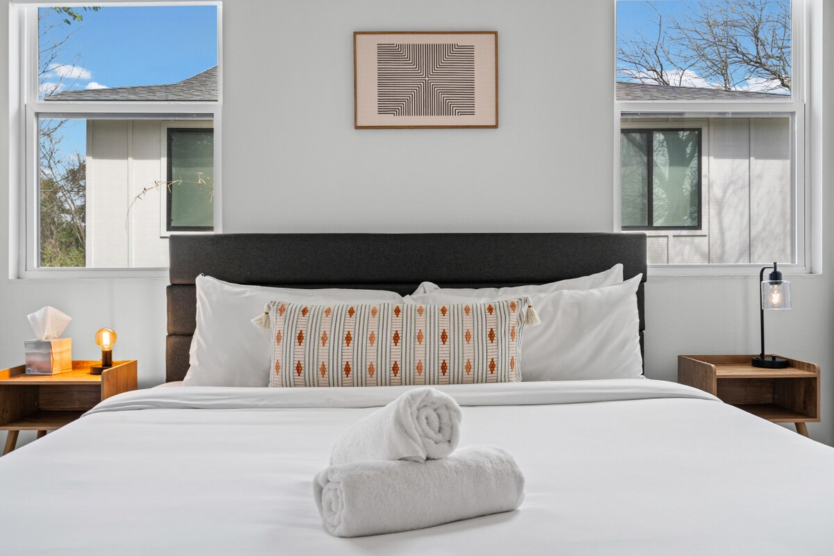Sleek Brentwood Stay - Walk to Beer & Burnet Bites