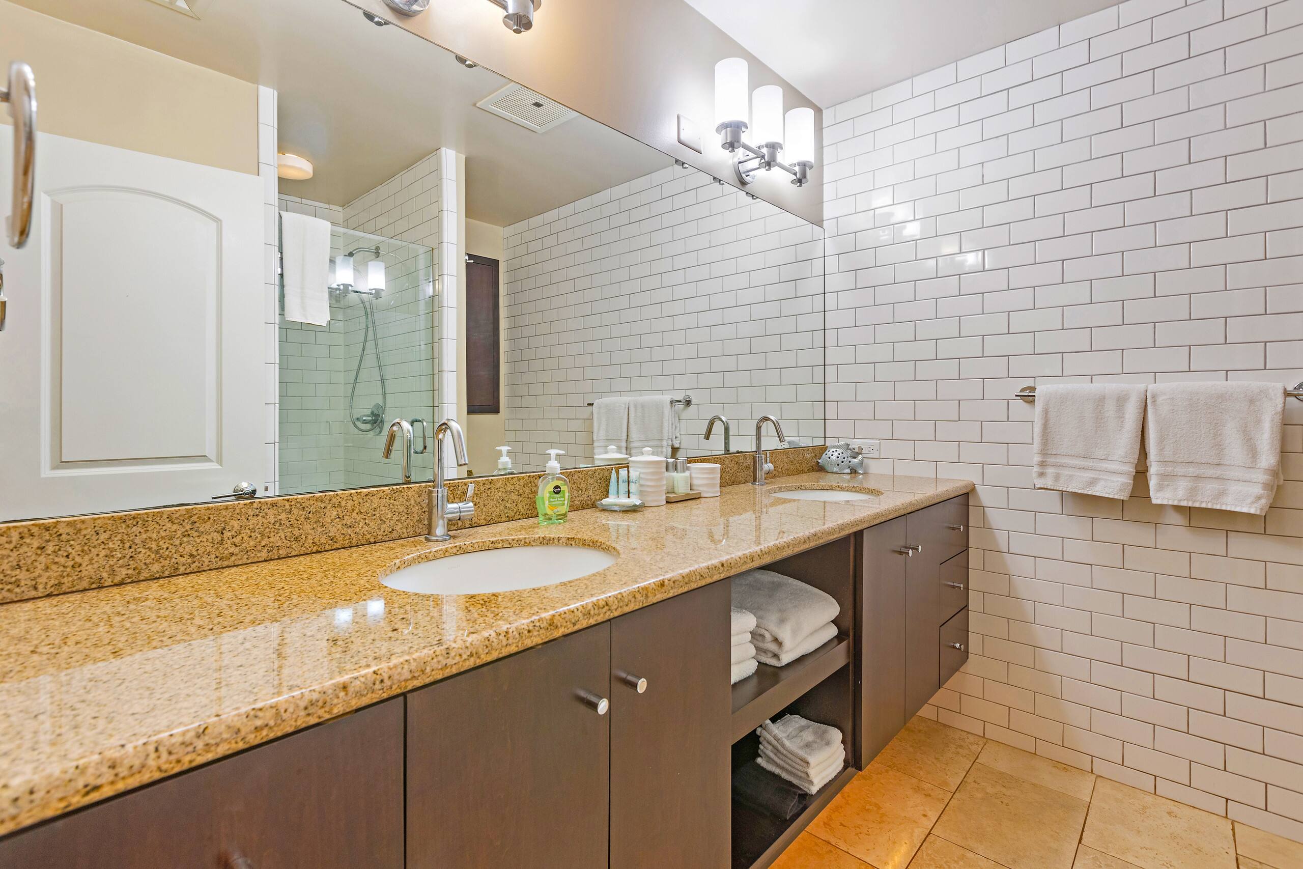 Condo in Lahaina · ★4.61 · 2 bedrooms · 3 beds · 2 baths - Image 30