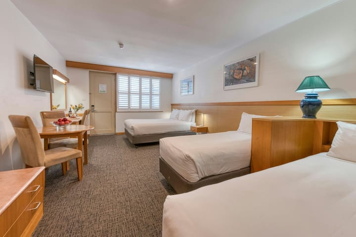 Ozone Hotel Ki - Poolside Family Room - Kingscote