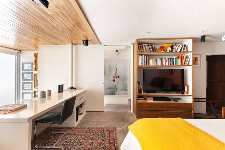 Art-Filled Townhouse with floor heating gallery image 5