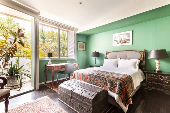 Art-Filled Townhouse with floor heating gallery image 4