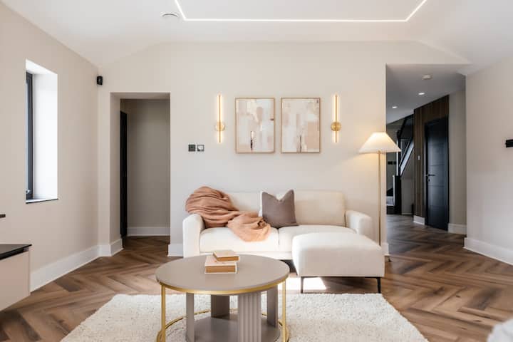 Megan's Hideaway | Luxury 4 Bed Retreat - Stourport-on-Severn