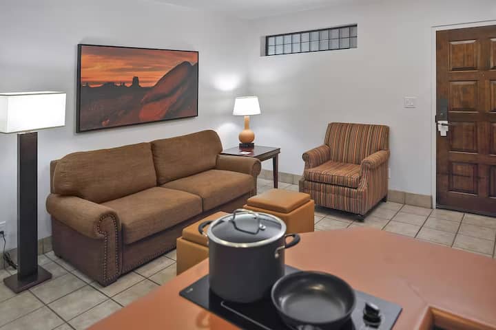 Relaxing Suite With Balcony, Spa & Outdoor Seating - Sedona, AZ