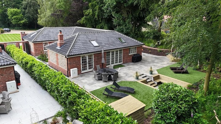 Stunning Barn With Hot Tub In The Heart Of Holt - Holt