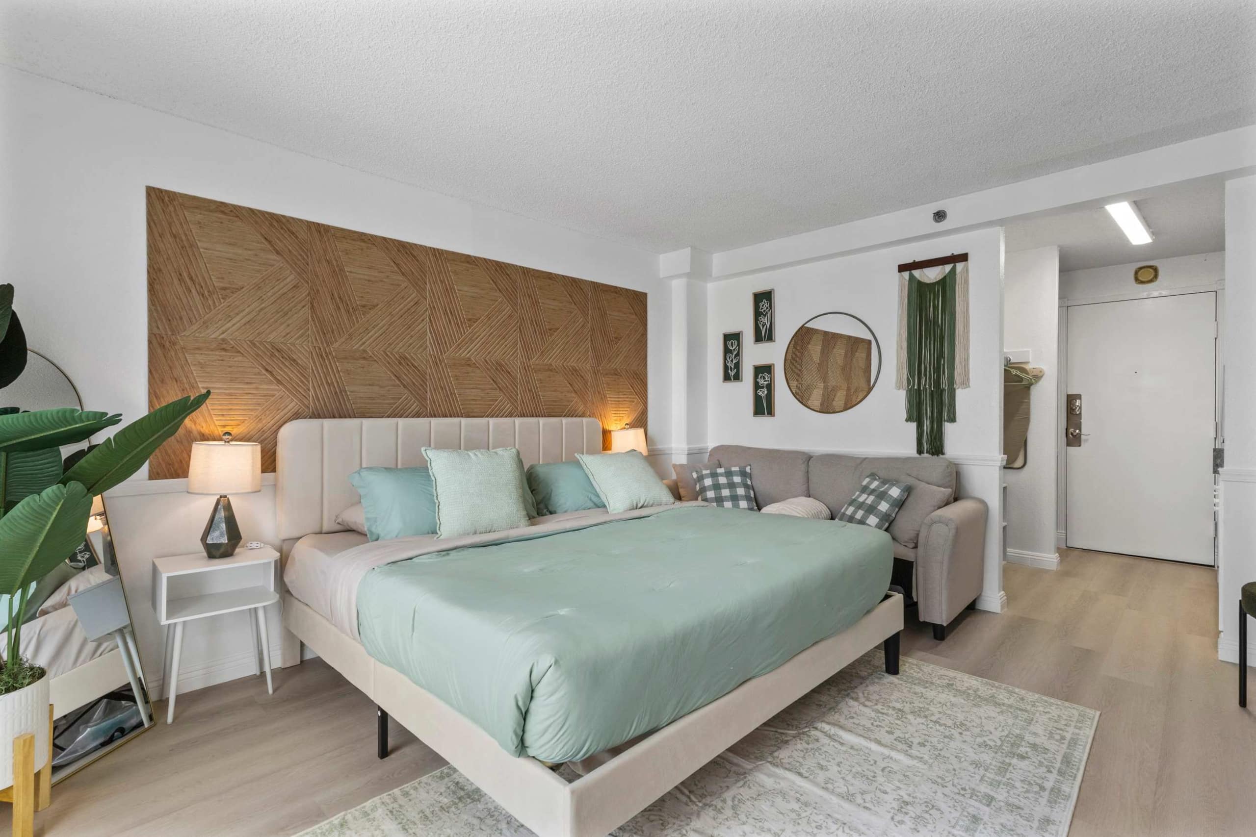 Memory Foam King Bed • Snorkels • Walk to Beach - Image 10