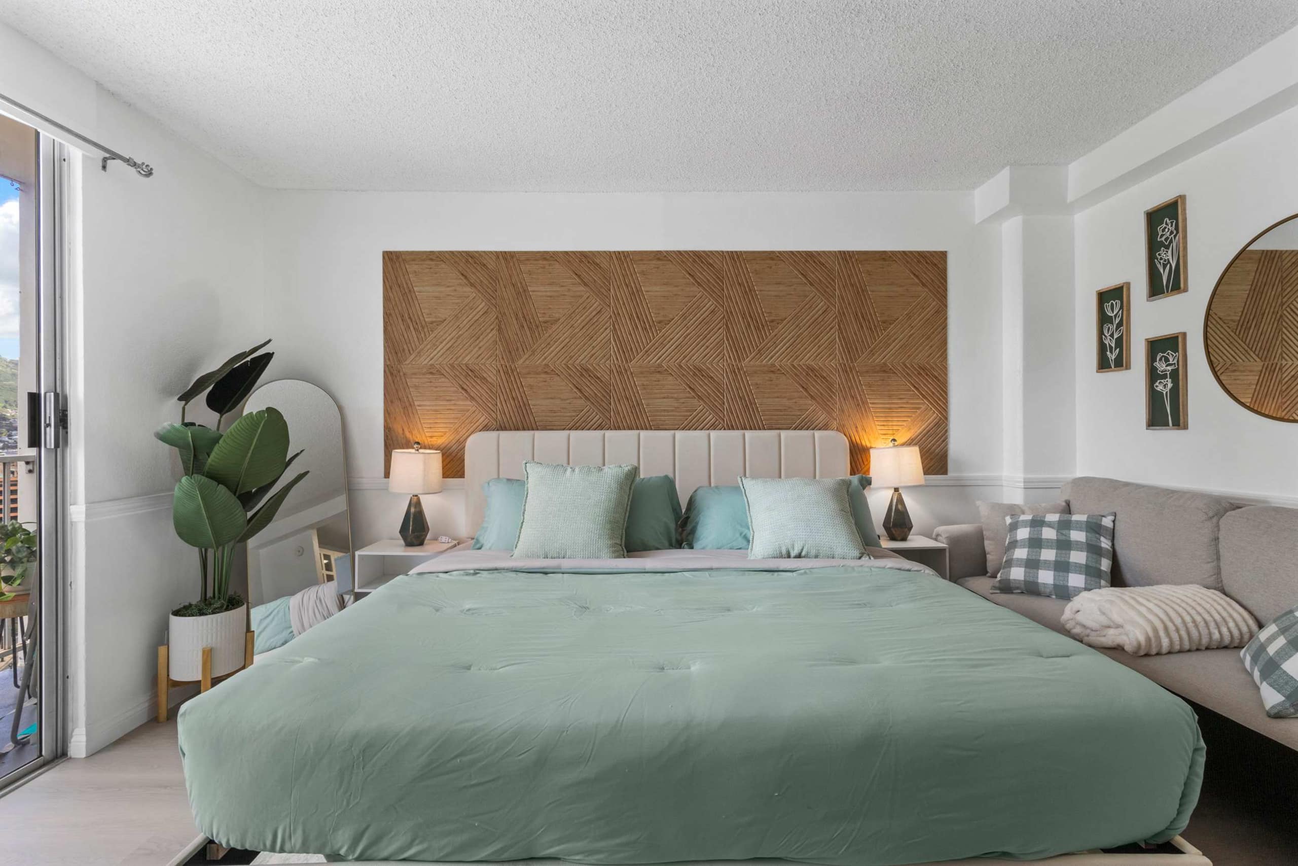 Memory Foam King Bed • Snorkels • Walk to Beach - Image 8