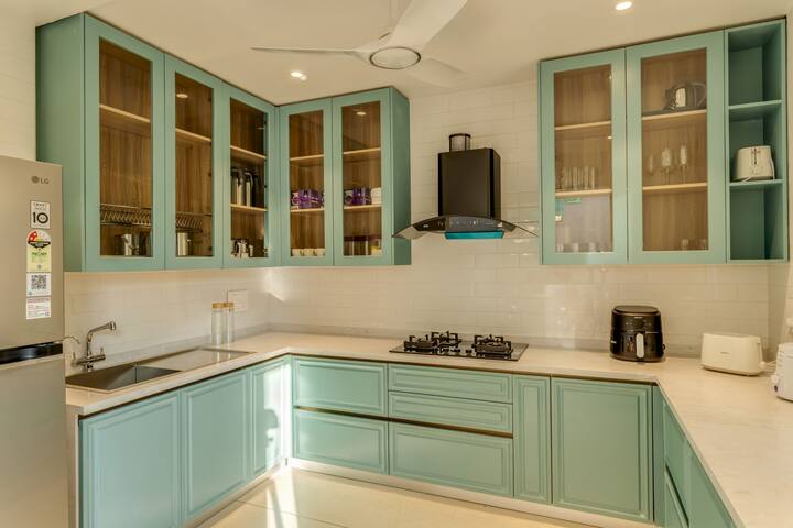 Full kitchen image 2