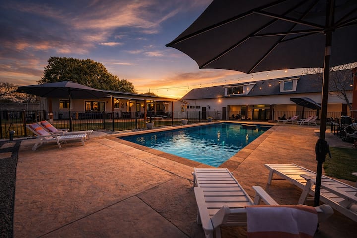 Austin Resort | Pool, Spa, Pickleball, Sleeps 22 - Austin, TX