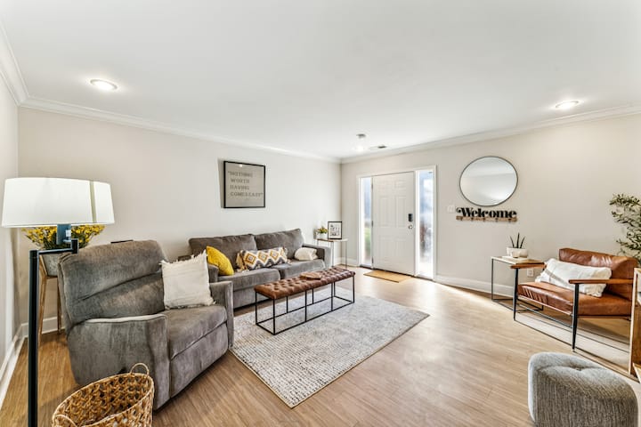 Walk To Main Street: Kansas City Vacation Rental! - Kansas City