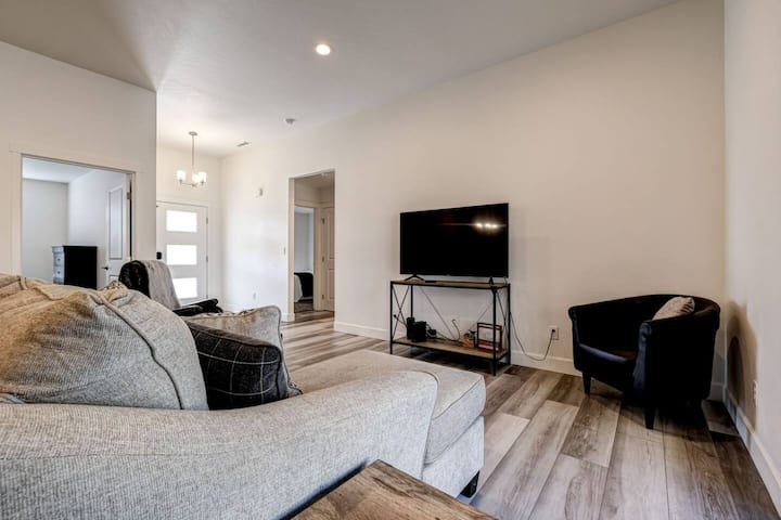 King Suite, 3 Car Garage & Yard 4/2 - #5668-32 - Kennewick, WA