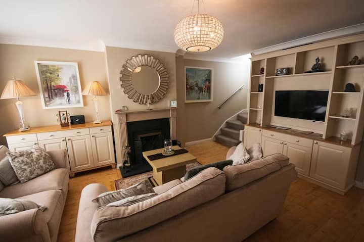 2 Bed House - Sleeps 4 - Pets - Parking - Wifi - Swords